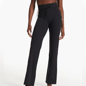 Vuori Daily Wideleg Leggings in Black